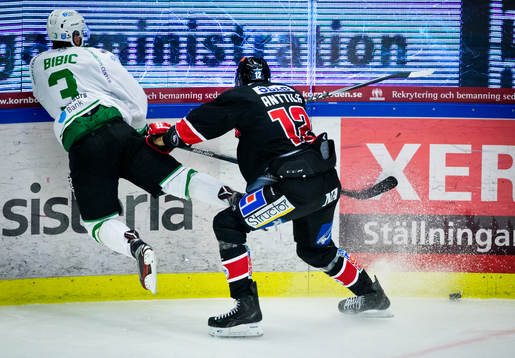 Örebros Marko Anttila tacklar Rögles Almen Bibic