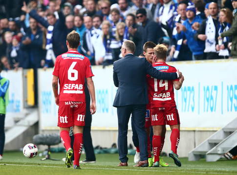 Norrköpings tränare Jan Andersson klappar om Norrköpings