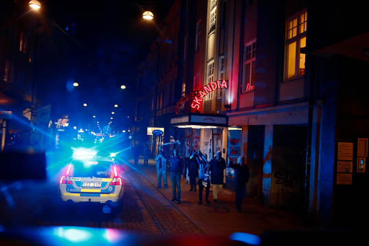 Polisen framför bussen genom Norrköping