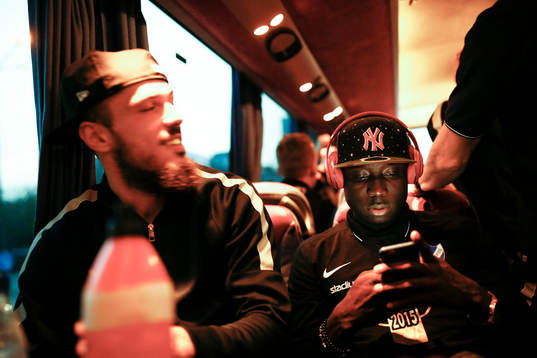 Norrköpings Alhaji Kamara kollar sin telefon i