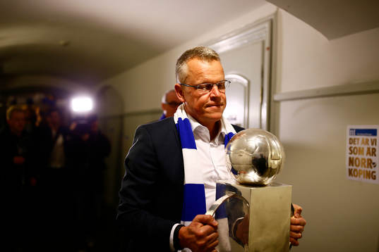 Norrköpings tränare Jan Andersson med bucklan