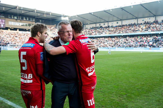 Norrköpings tränare Jan Andersson (m) kramar om