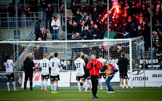 Örebrosspelarna tackar fansen