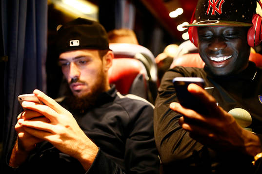 Norrköpings Emir Kujovic och Alhaji Kamara kollar sina