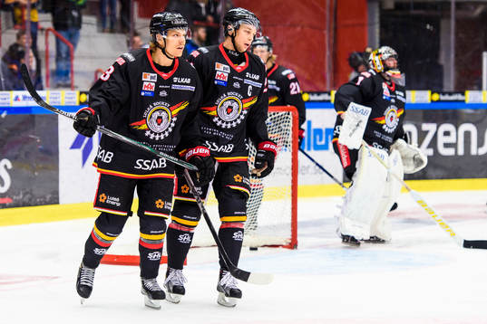 Luleås Marcus Oskarsson(v) och Johan Harju(h) deppar