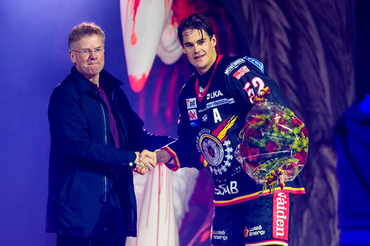 Luleås Karl Fabricius får blommor av Luleås Sportchef