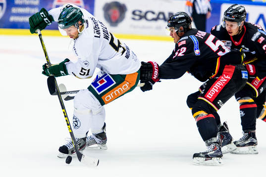 Färjestads Rickard Wallin jagas av Luleås Karl Fabricius