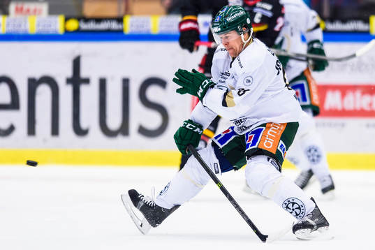Färjestads Mikael Johansson täcker skott