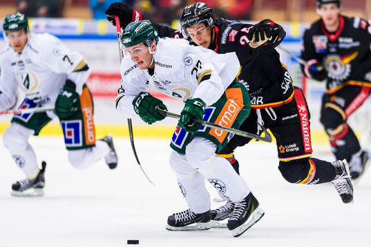 Färjestads John Persson jagas av Luleås Johan Harju