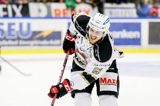 Malmö Redhawks Nicklas Jadeland  fick en puck på foten