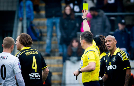 s Nils-Eric Johansson får gult kort