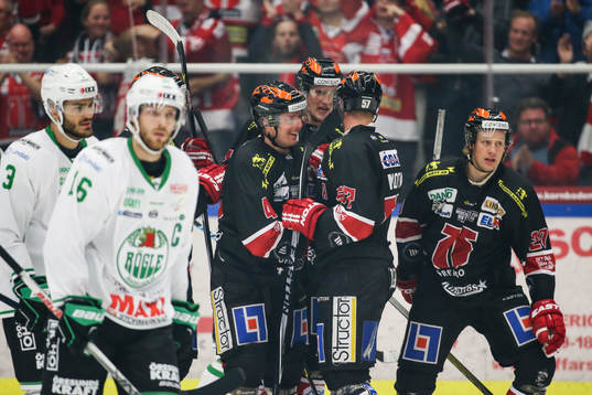 Örebros spelare jublar