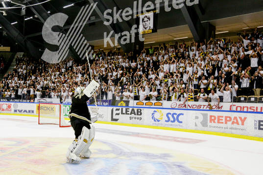 Skellefteås målvakt Markus Svensson  jublar