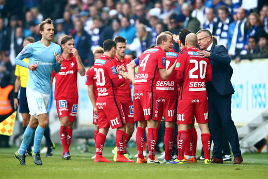 Norrköpings tränare Jan Andersson peppar laget