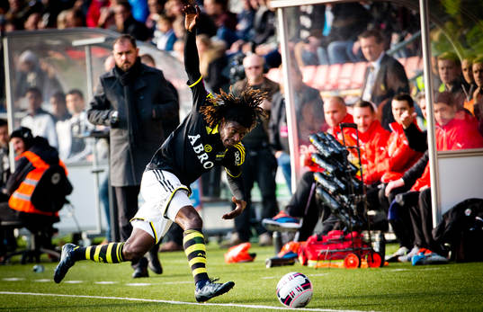 s Mohamed Bangura faller framför Örebros tränare