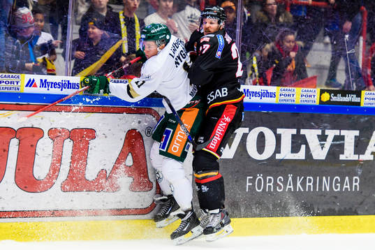 Färjestads Joakim Nygård tacklar Luleås Brendan Mikkelson