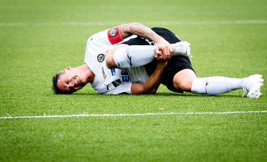 Örebros Robert Åhman Persson har ont