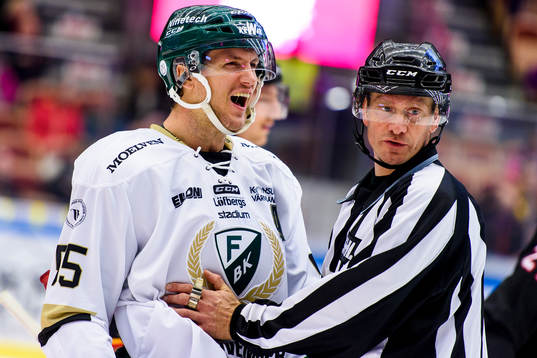 Färjestads Ole-Kristian Tollefsen skriker åt Luleås
