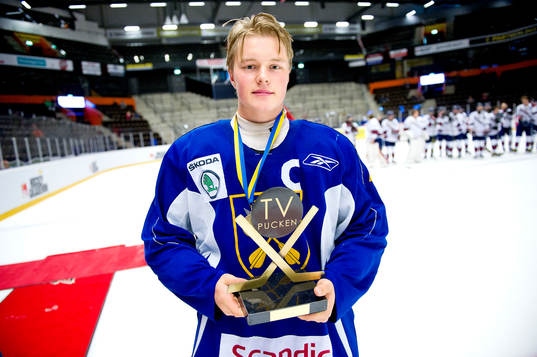 Dalarnas Axel Bergkvist tar emot bronspokalen