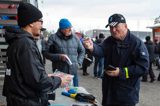 Politikern Per Söderberg köper ett matchprogram