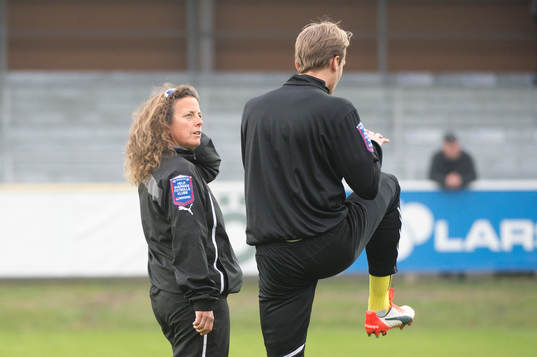 Mjällbys mentala coach Fanny Sunesson pratar med Mjällbys
