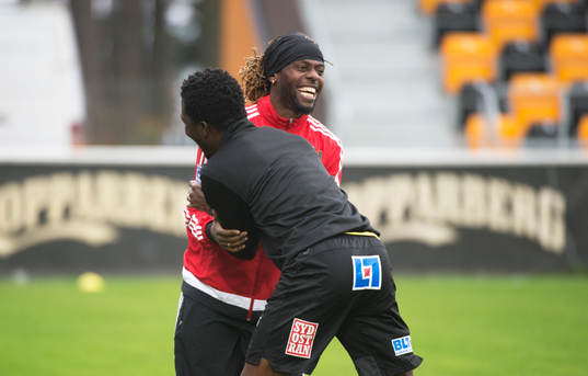 Brommapojkarnas Martin Mutumba skojar med Mjällbys Ibrahim