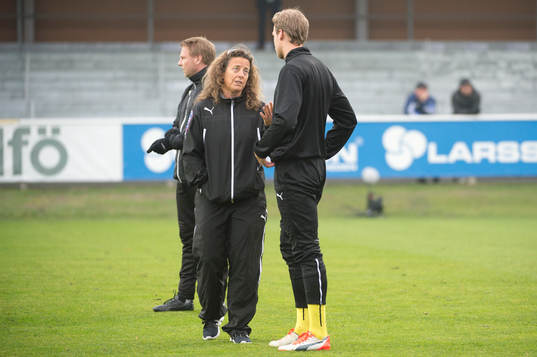 Mjällbys mentala coach Fanny Sunesson pratar med Mjällbys