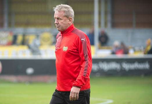 Mjällbys tränare Hans Larsson ser deppig ut
