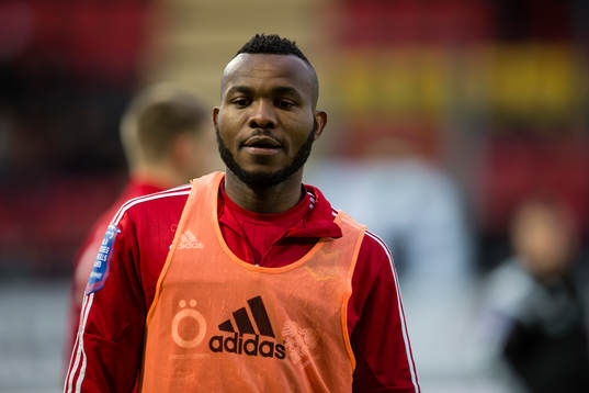 Östersunds Michael Omoh värmer upp
