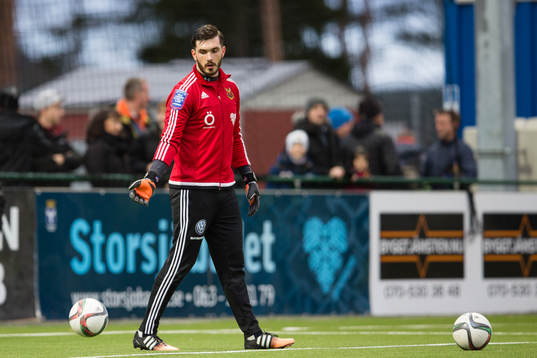 Östersunds målvakt Haraldur Björnsson väremr upp