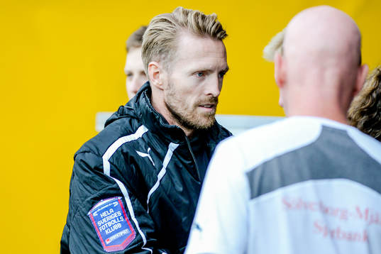 Mjällbys Christian Wilhelmsson på väg mot bänken före