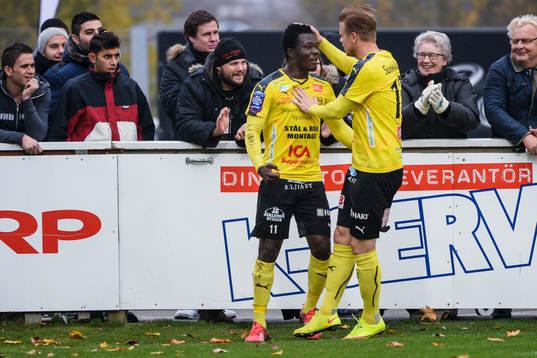 Mjällbys Ibrahim Teteh Bangura och David Löfqvist jublar