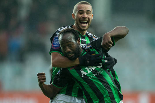 GAIS Reuben Ayarna jublar och omfamnas av Malkolm Moenza