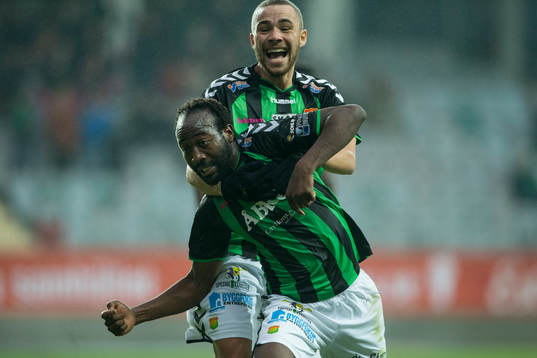 GAIS Reuben Ayarna jublar och omfamnas av Malkolm Moenza
