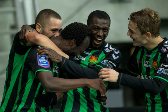 GAIS Reuben Ayarna jublar och omfamnas