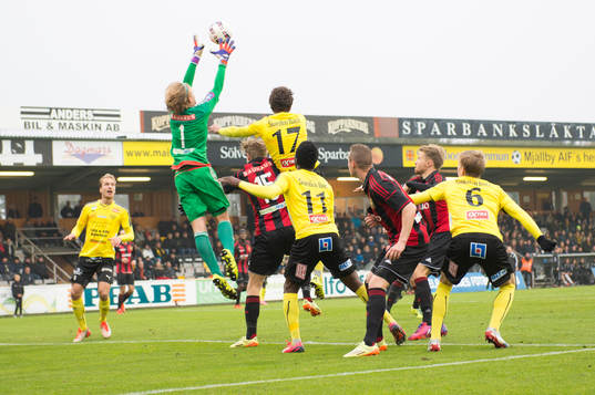Brommapojkarnas målvakt Viktor Göransson gör en räddning