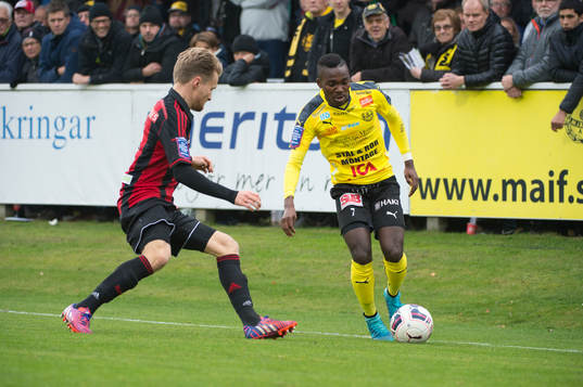 Mjällbys Lumala Abdu i kamp om bollen