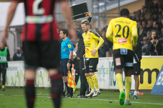 Mjällbys Christian Wilhelmsson byts in i andra halvlek