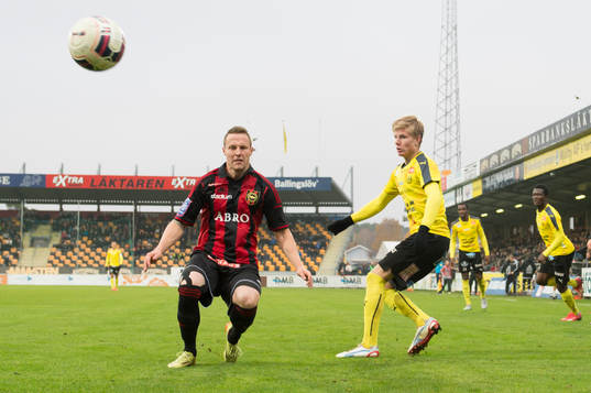 Mjällbys Eric Björkander i kamp om bollen