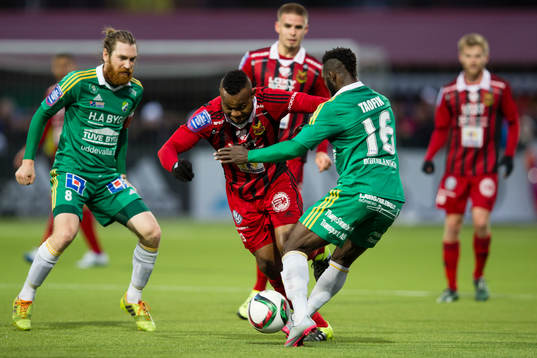 Östersunds Michael Omoh tar sig förbi två stycken