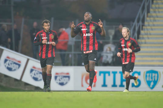 Brommapojkarnas Christian Kouakou jublar