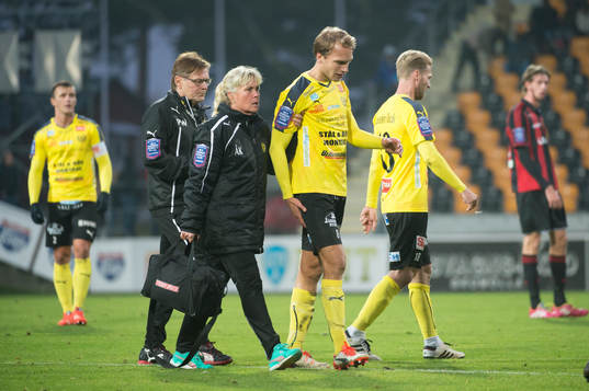 Mjällbys Jesper Gustavsson får en skada i baksidan av