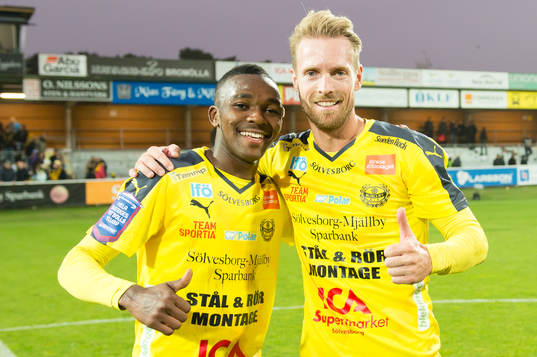 Mjällbys Lumala Abdu och Christian Wilhelmsson jublar