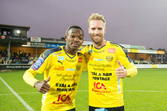 Mjällbys Lumala Abdu och Christian Wilhelmsson jublar
