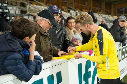 Mjällbys Christian Wilhelmsson skriver autografer