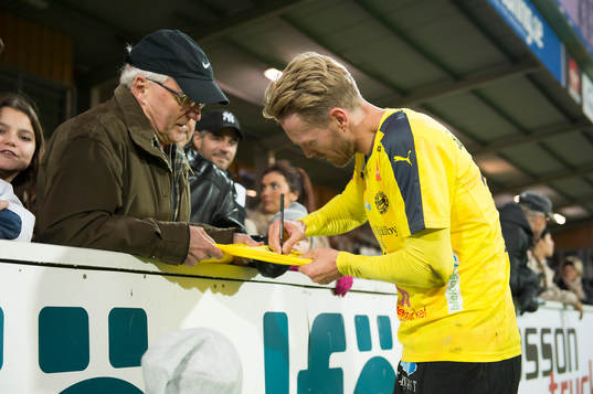 Mjällbys Christian Wilhelmsson skriver autografer