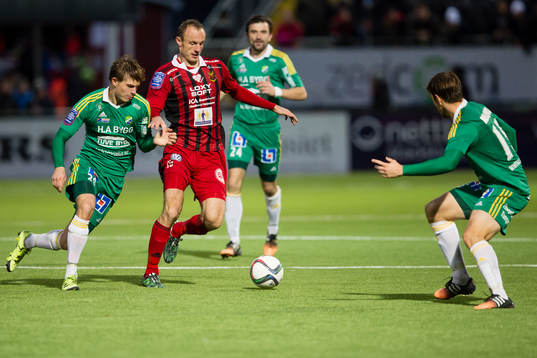 Östersunds Dragan Kapcevic mot Ljungskiles försvar