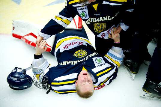Ångermanlands målvakt Lucas Jägbring jublar