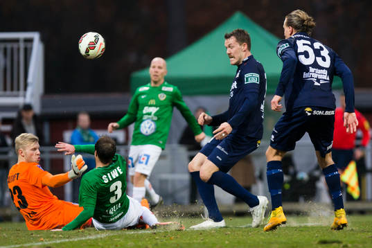 Jönköpings målvakt Anton Cajtoft och Tom Siwe stoppar