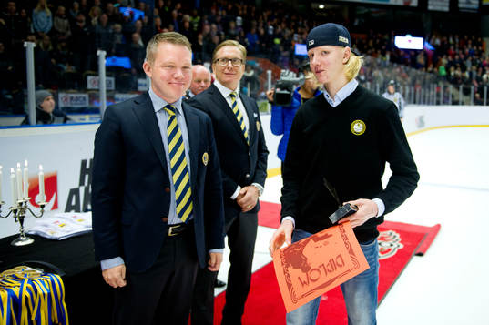 Västergötlands Rasmus Dahlin tar emot Lillstrimmas